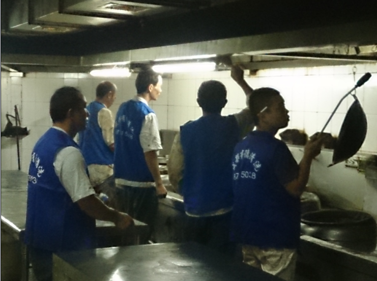 高壓槍清洗油煙機(jī).png 高壓槍清洗油煙機(jī).png